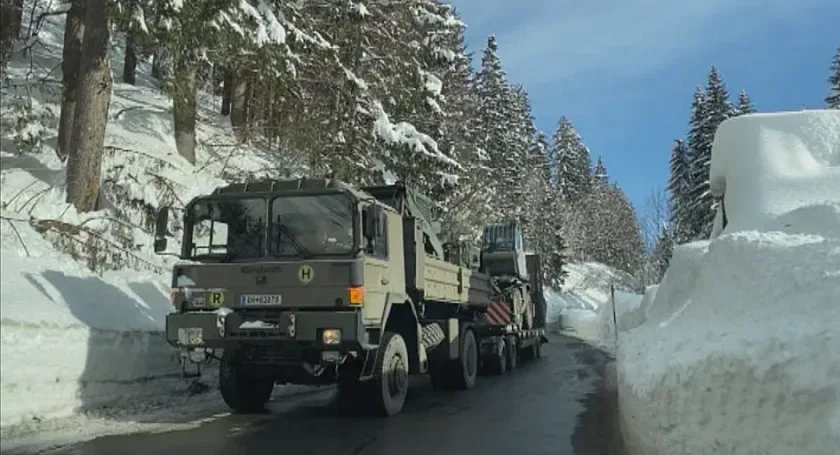 Армията започва да чисти снега в Австрия