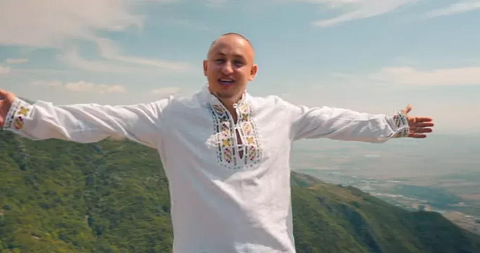 Полицаят – рапър запя "Аз съм българче"