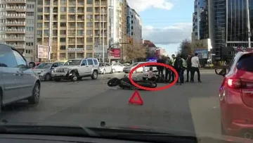Моторист търси непозната, държала му ръката в катастрофа