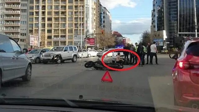 Моторист търси непозната, държала му ръката в катастрофа