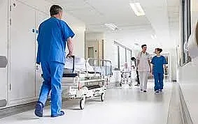 Подаръци за медици и полицаи, дежурни на Нова година