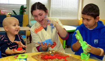 Храбрите сърца от “АРТОН”  връщат усмивките на онкоболни деца