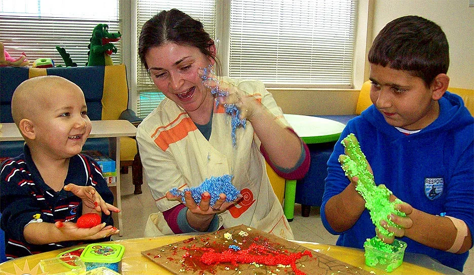 Храбрите сърца от “АРТОН” връщат усмивките на онкоболни деца