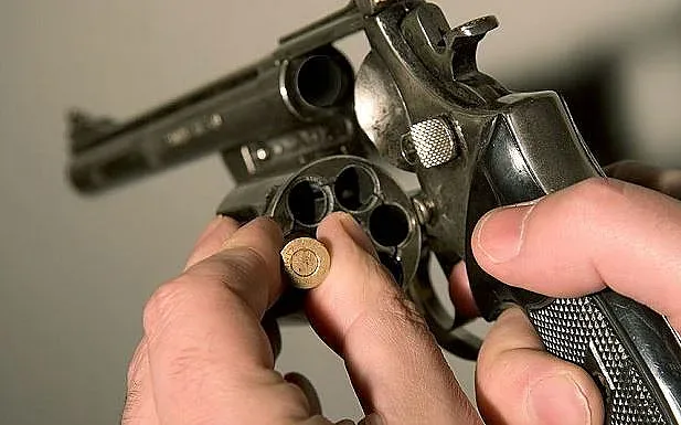 Офицер игра руска рулетка с любовницата, не спечели