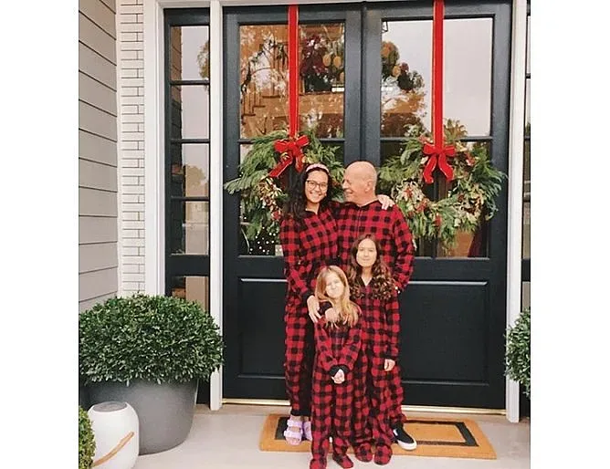 Брус Уилис показа семейството си с коледни пижами