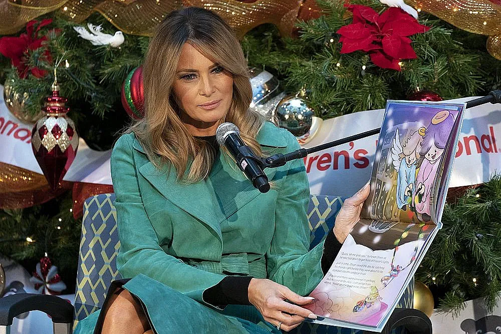 Мелания ослепителна със зелено палто