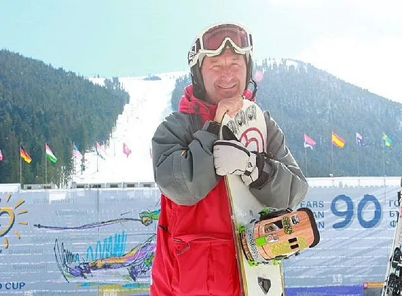 Каролев въоръжен с детектор за метал. Защо?