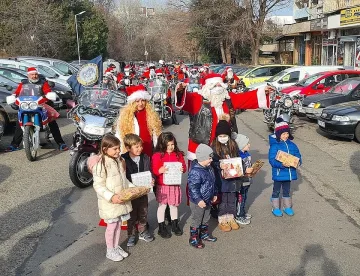 Дядоколедовци на мотори раздават подаръци в Бургас