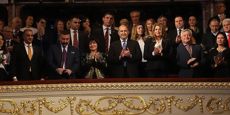 Известни личности се включват в Коледен концерт