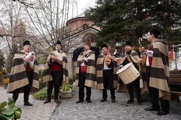 "Филип Кутев" с изненадващ концерт пред Пирогов