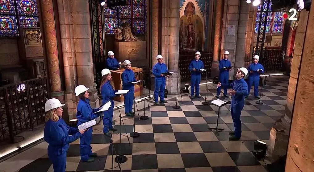 Коледа с каски в Нотр Дам