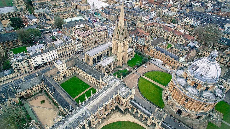 Затварят училища и вузове във Великобритания