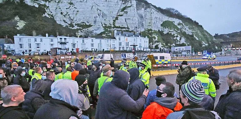 Хаос в Дувър, шофьорите гневни, има и арестувани