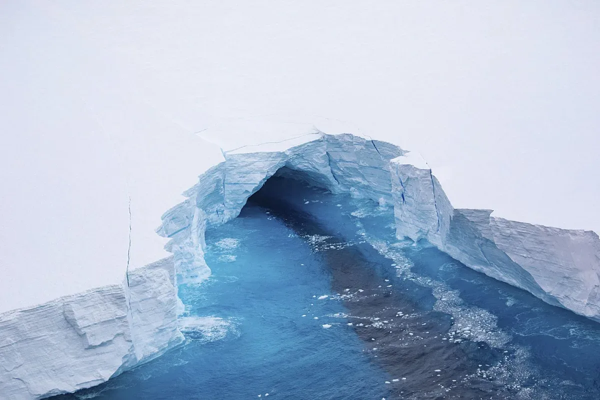 Гигантски айсберг се отцепи в Антарктида