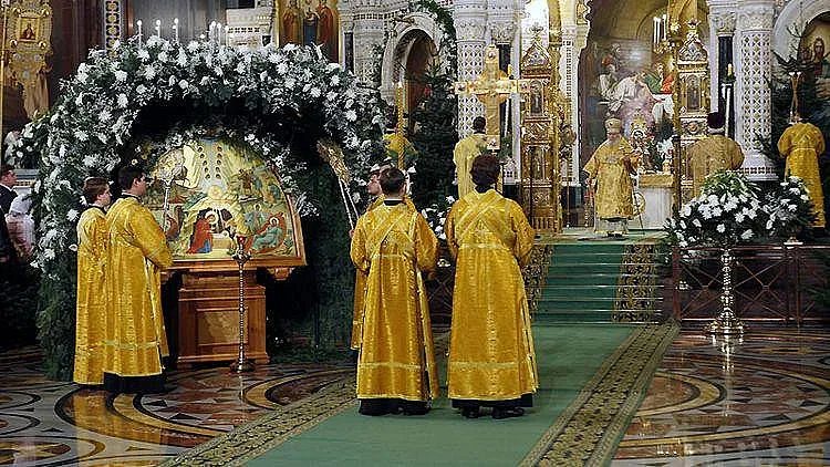 В църквата на Коледа само с маска