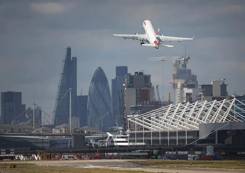 Хаос в UK-българи презаверяват билети