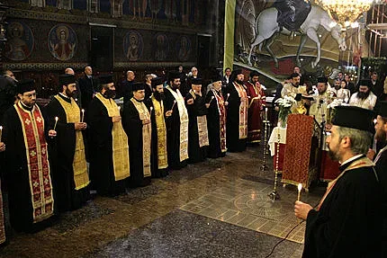 Свещеници влизат в столичните болници