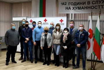Млади социалисти от София с дарение за БЧК
