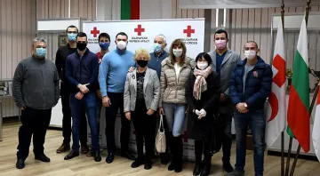 Млади социалисти от София дариха дрехи на БЧК