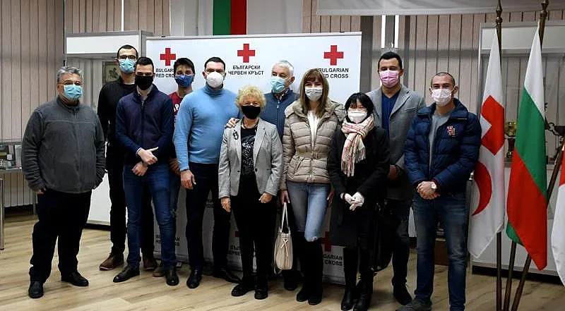 Млади социалисти от София дариха дрехи на БЧК