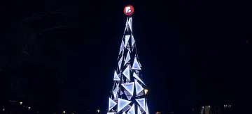 Пощенска банка с коледна украса на столицата