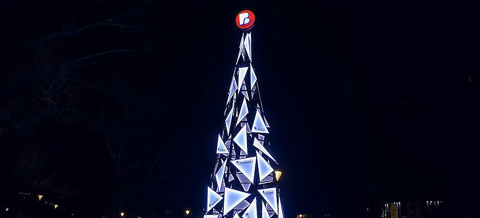 Пощенска банка с коледна украса на столицата