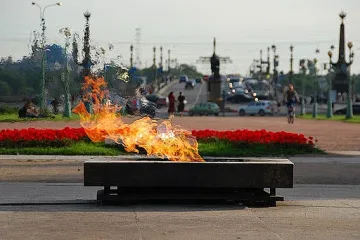 Деца угасиха Вечния огън в Санкт Петербург със сняг