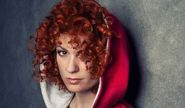 Люси Дяковска не спира да плаче за майка си