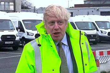 Джонсън се извини за британците за прическата си