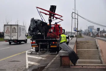 Автомобил влезе в подлез на Ботевградско
