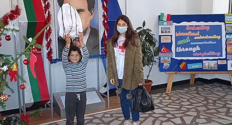 Деца от социалнослаби семейства с подаръци от БЧК