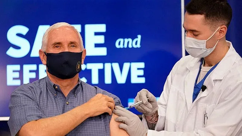 Майк Пенс се боцна пред камерите