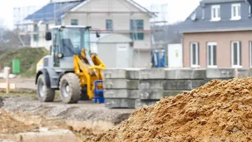 Отмъщение по пернишки: Съсед затрупа кола заради паркинг