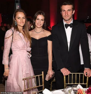 Бившата на Абрамович чака дете от милиардера Ставрос