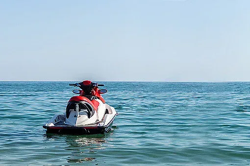 Мъж прекоси море с джет за да види приятелката си