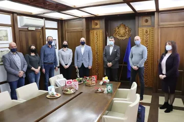 Социално слаби дариха коледна украса в Банско