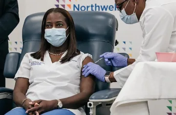 Поставиха първата ваксина в САЩ на медик