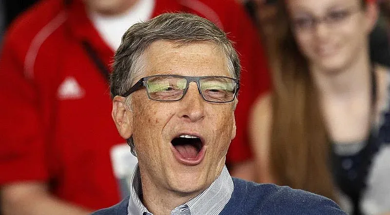 Бил Гейтс пак се изплези на конспиратистите