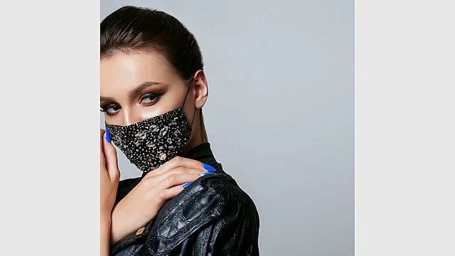 Мода 2020: Рокля нощница и маска в тон