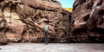 Мистерията продължава: Монолитът цъфна до замък