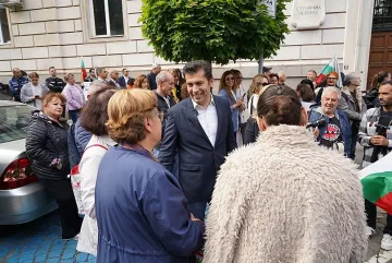 Рехав митинг. Кики и Найо пред кметството