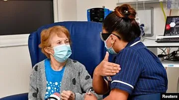 Конспирации се вихрят. Ваксинираната била актриса