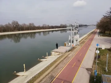 Момиче падна в леда на Гребната в Пловдив