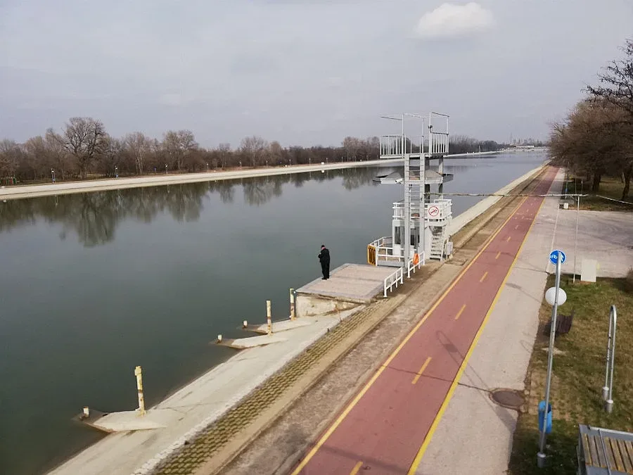 Момиче падна в леда на Гребната в Пловдив