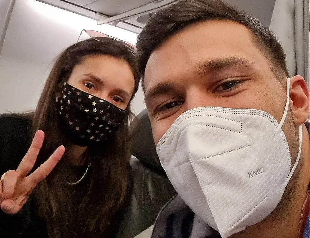 Нина Добрев се прибра при баба и дядо