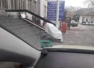 Варненското ДКЦ: Починалият на стълбите е бездомник