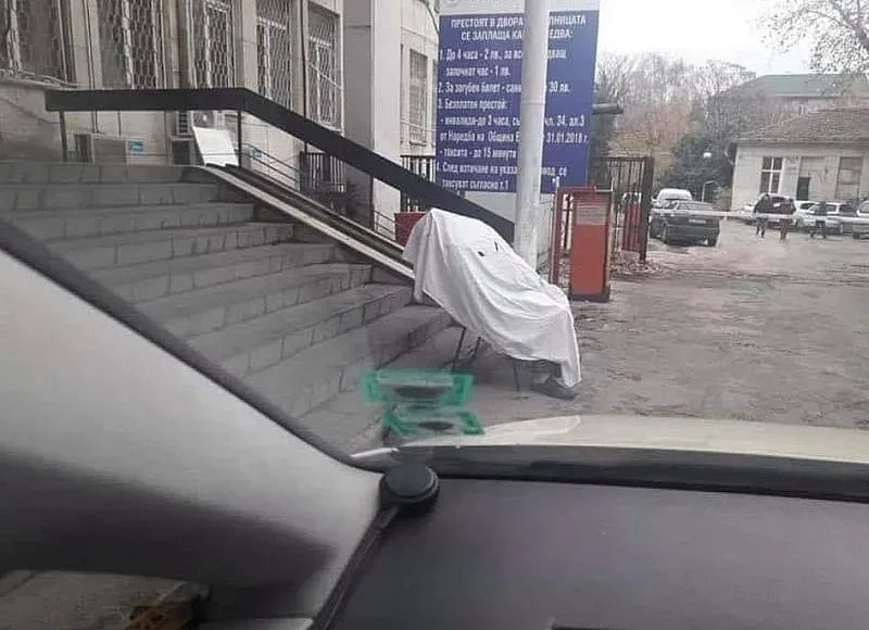 Варненското ДКЦ: Починалият на стълбите е бездомник