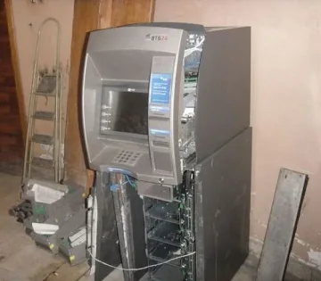 Жена източи дебитната карта на колега