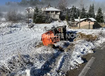 Снегорин се обърна в канавка