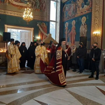 Митрополит Николай служи на имения си ден